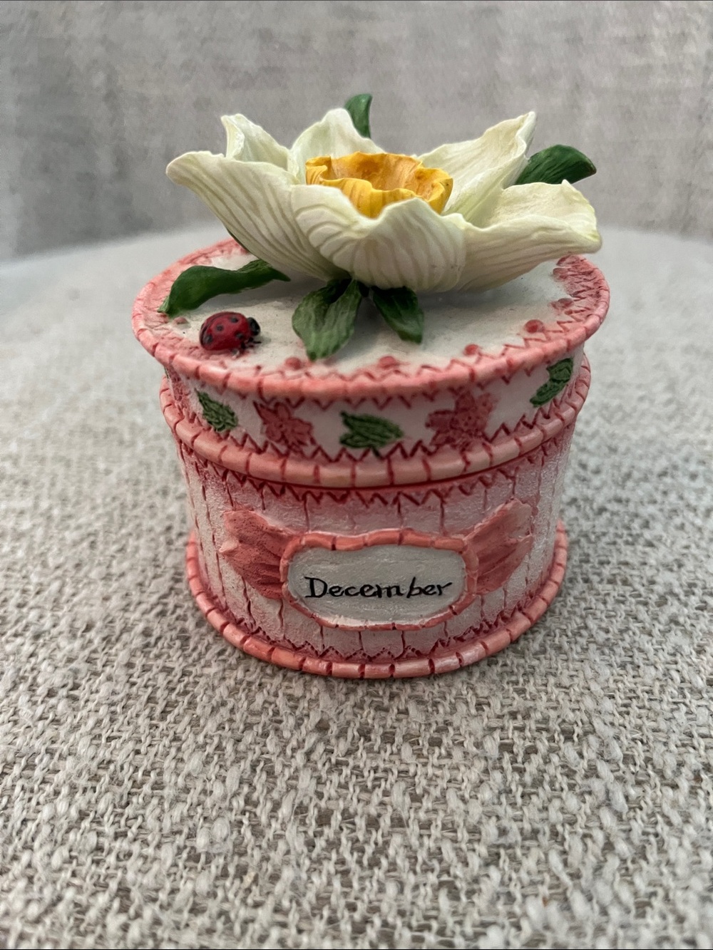 Vintage 1995 Linda Grayson December trinket box Narcissus 3D flower lady bug